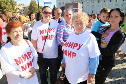 Біля будівлі ОДА близько 200 жителів Херсона провели мітинг на підтримку встановлення миру