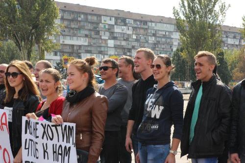 Жителі Запоріжжя на мітингу закликали Порошенко зупинити війну