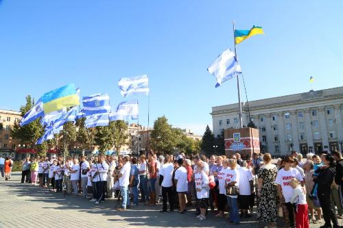 Возле здания ОГА около 200 жителей Херсона провели митинг в поддержку установления мира