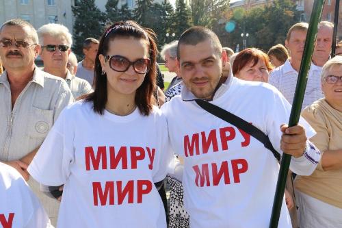 Возле здания ОГА около 200 жителей Херсона провели митинг в поддержку установления мира