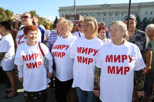 Біля будівлі ОДА близько 200 жителів Херсона провели мітинг на підтримку встановлення миру