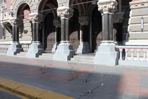 Главу НБУ Гонтареву снова забросали краской и яйцами