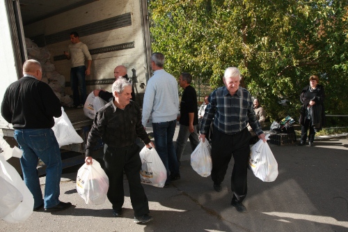 Жителі Донецька отримали понад 200 тис. проднаборів в рамках гуманітарного рейсу Ахметова