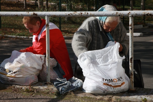 Жителі Донецька отримали понад 200 тис. проднаборів в рамках гуманітарного рейсу Ахметова