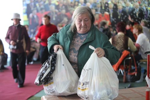 Жителі Донецька отримали понад 200 тис. проднаборів в рамках гуманітарного рейсу Ахметова