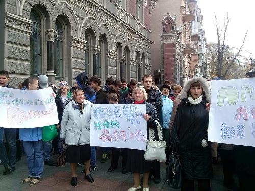 Вкладчики требовали от НБУ удовлетворить заявки банков на покупку валюты на аукционах