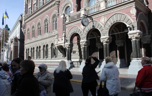 Главу НБУ Гонтареву снова забросали краской и яйцами