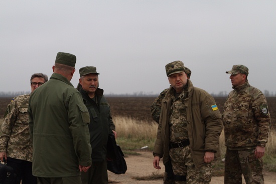 Турчинов перевірив оборонні рубежі в зоні АТО