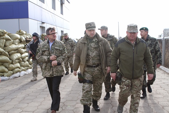 Турчинов перевірив оборонні рубежі в зоні АТО