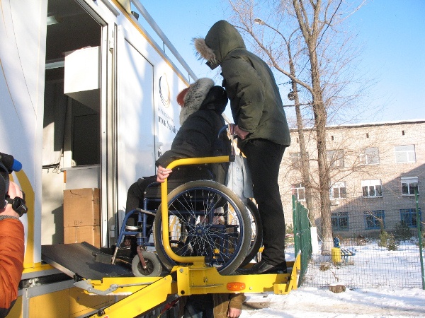Мобільна жіноча консультація фонду Ахметова обстежила в Маріуполі близько тисячі жінок