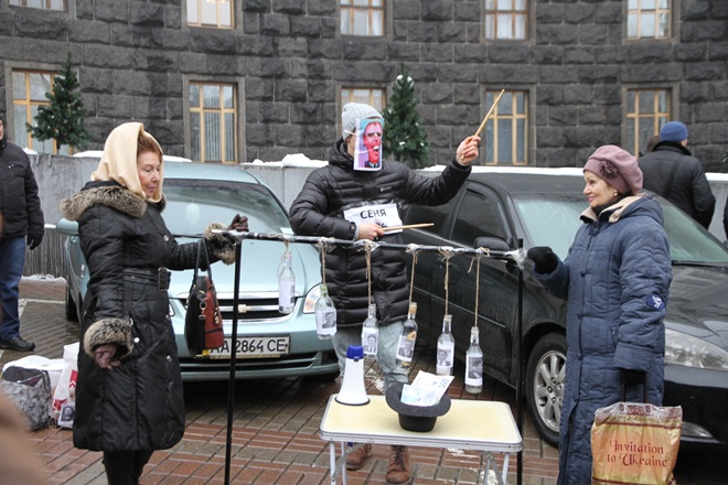 Актеры возле Кабмина разыграли перфоманс против приватизации госпредприятий