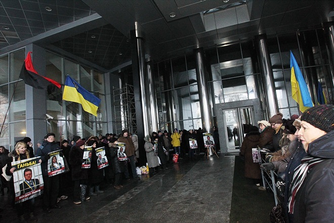 Активісти під будівлею ВГСУ вимагали люстрації корумпованих суддів