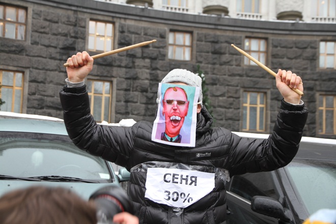 Актеры возле Кабмина разыграли перфоманс против приватизации госпредприятий