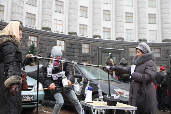 Актеры возле Кабмина разыграли перфоманс против приватизации госпредприятий