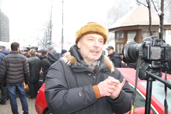 Актеры возле Кабмина разыграли перфоманс против приватизации госпредприятий