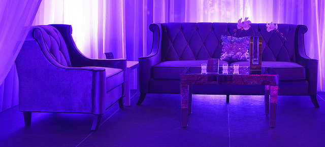 синий бархатный диван фото