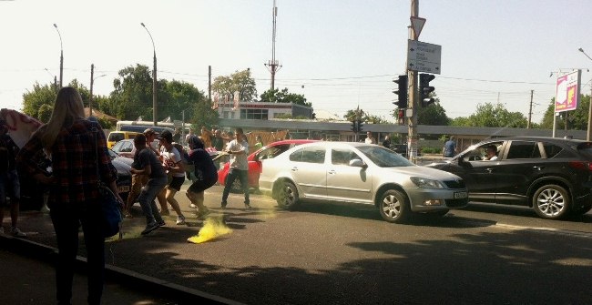 На активістів &quot;Харківського монітора&quot; під час акції протесту напали невідомі