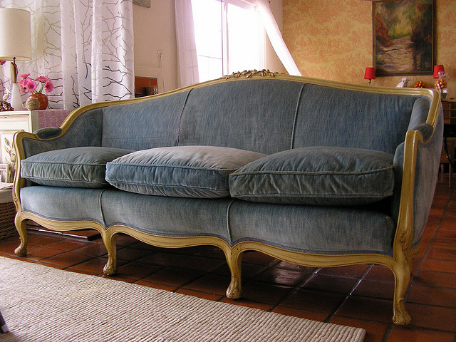 бархатный диван