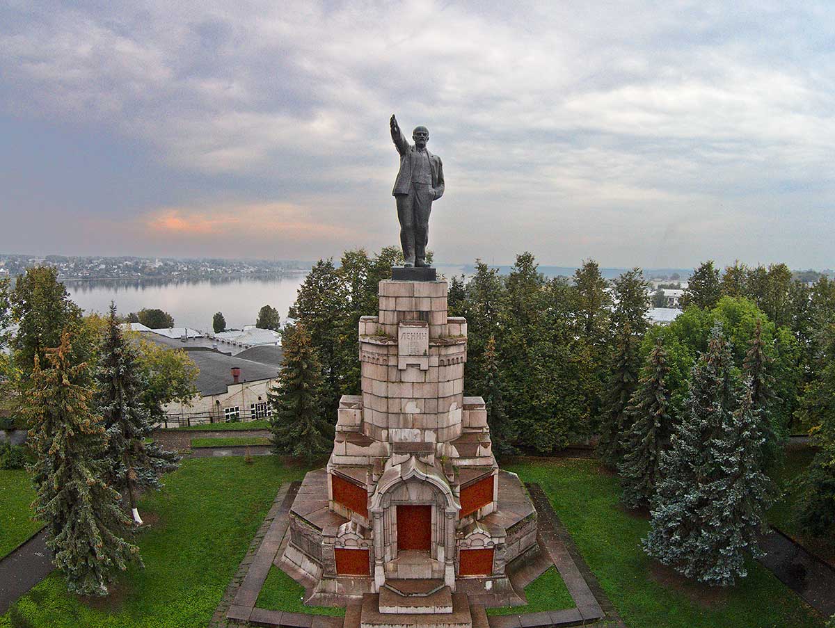 Памятники костромы. Памятник Ленину в Костроме. Кострома памятник Владимиру Ленину. Парк Ленина Кострома. Памятник Ленину Кострома парк Ленина.