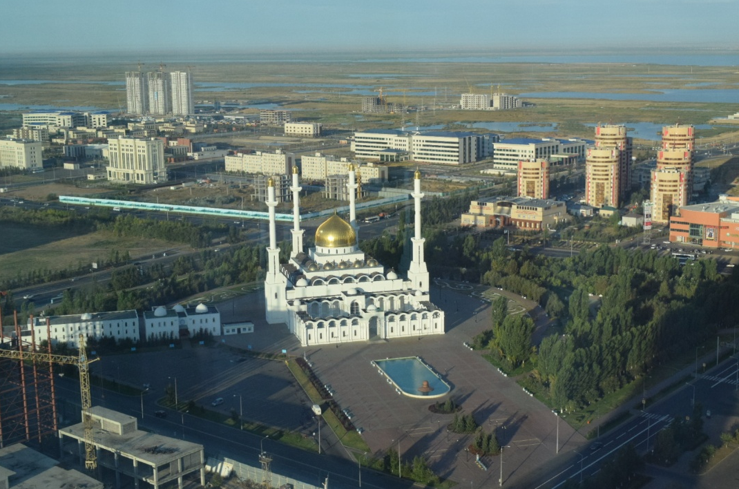Астана самая большая мечеть. Казахстан мечеть Нур-Астана. Новая мечеть в Астане. Мечеть в Астане самая большая.