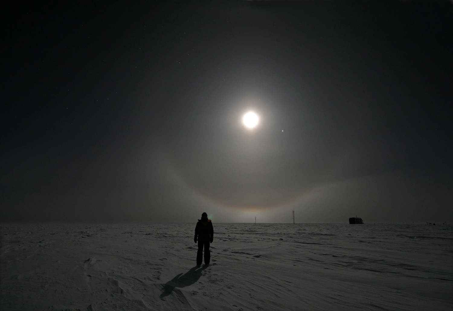 Южный полюс день и ночь. Луна в Антарктиде. Полярная ночь Южный полюс. Пустыня ночью. Ночь на Северном полюсе.