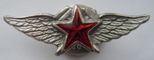 Крылья ссср год за годом. Звезда с крыльями. Советские значки летчика. Знак ВВС. Летная эмблема.