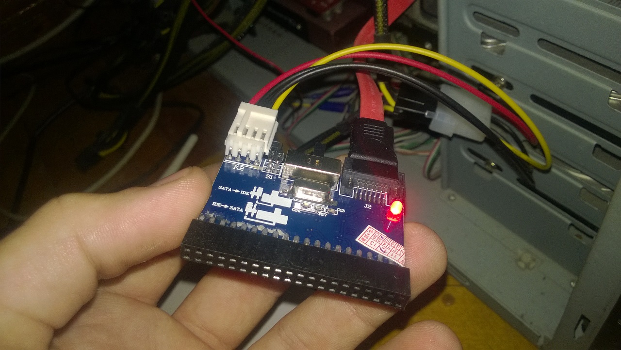 Подключить ide sata. Ide SATA переходник. Переходник с ide на SATA для дисковода. Как подключить ide DVD привод к SATA. Переходник ide SATA подключение.