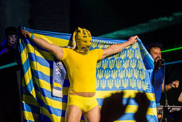 Сине желтый персонаж. Жовто-блакитный. Сине желтый костюм. Флаг Украины с членом. Жовто-блакитный костюм.